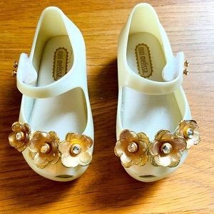 Excellent condition baby girl size 6 Mini Melissa dress shoes.